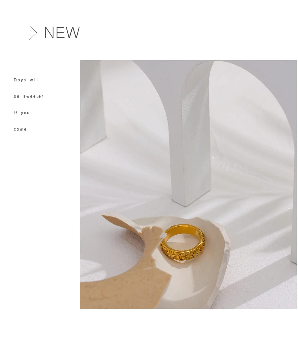Star moon sun ring in 18K gold-plated stainless steel.