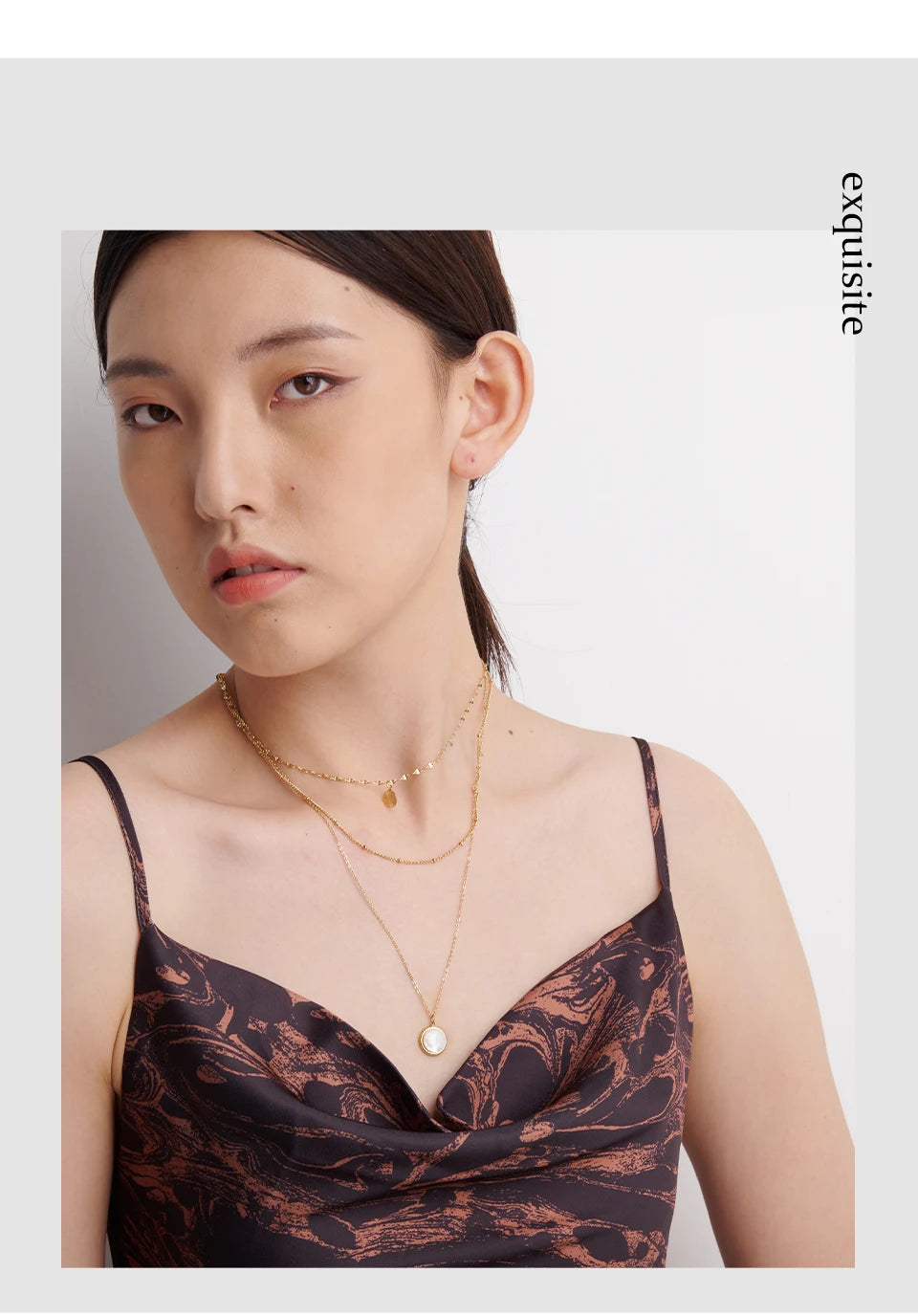 Coin hammered boho necklace in gold-plated stainless steel.