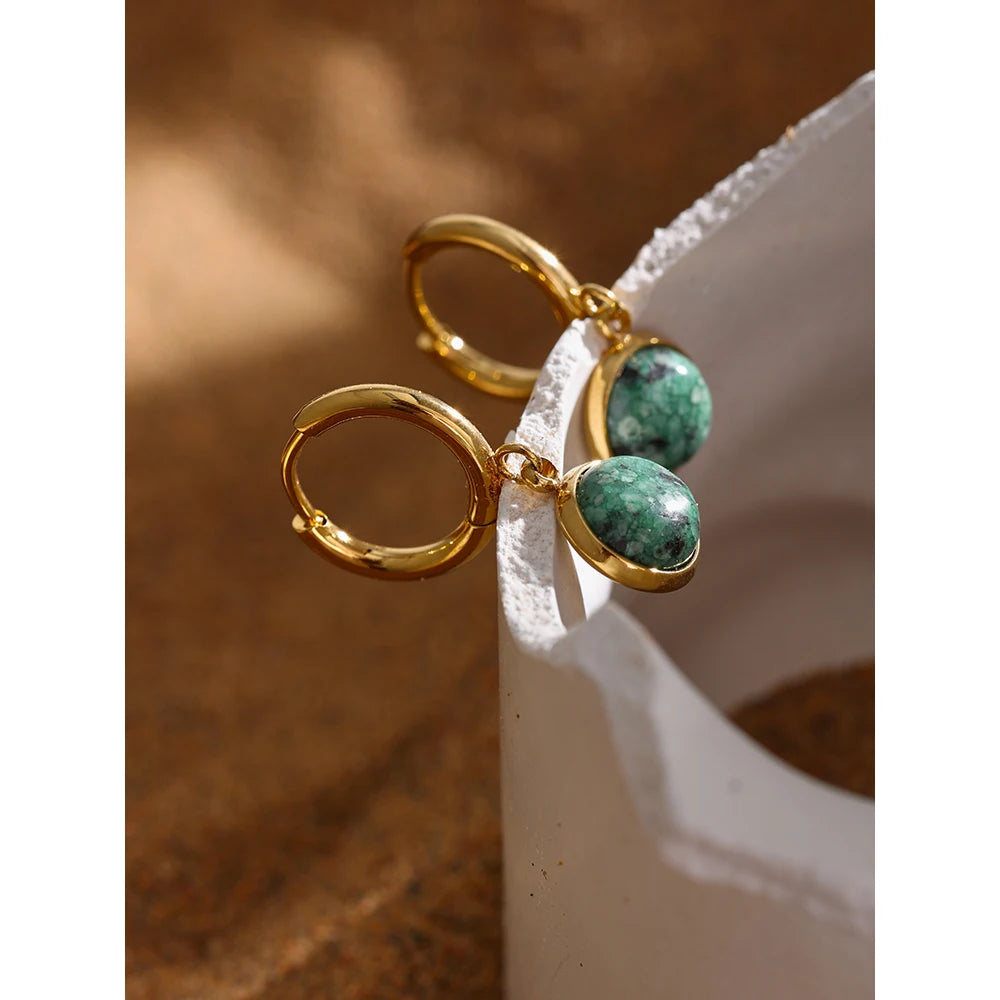Green natural stone geometric earrings in gold-plated stainless steel with natural stone.