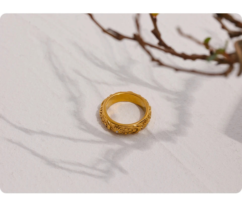 Star moon sun ring in 18K gold-plated stainless steel.
