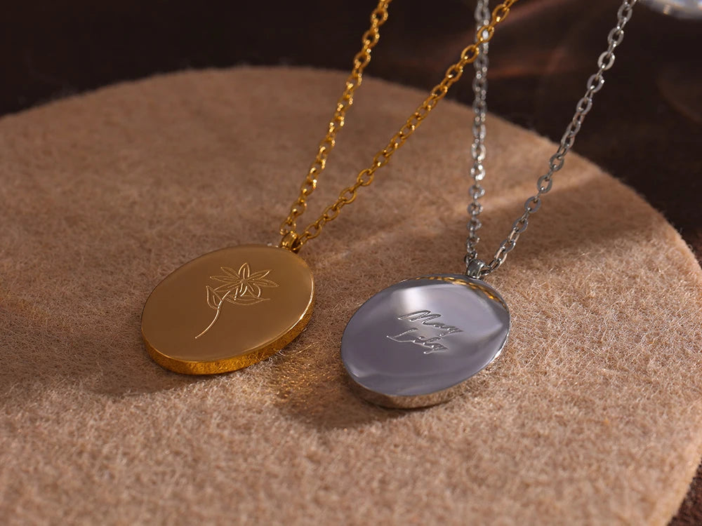 Flower chain necklace in gold-plated stainless steel.