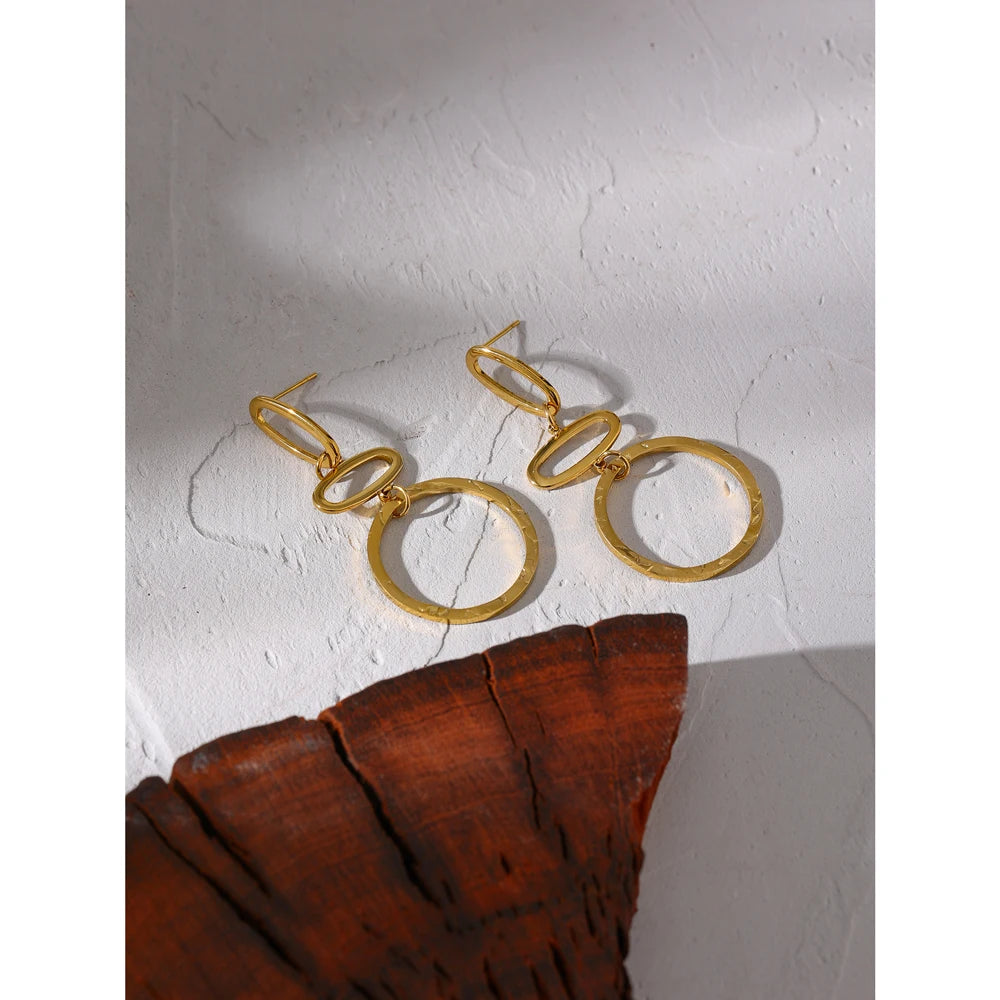 Hammered minimalist geometric earrings in gold-plated stainless steel.
