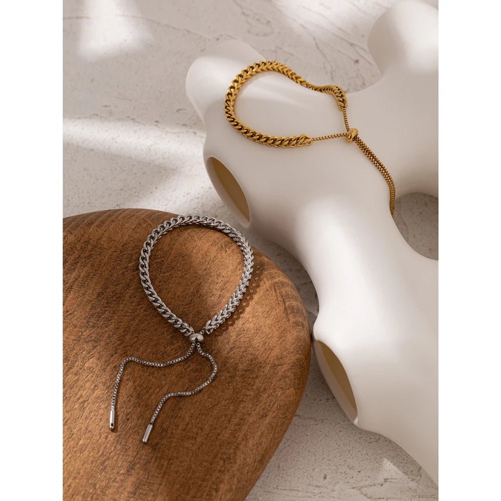 Minimalist geometric chain necklace in gold-plated stainless steel.