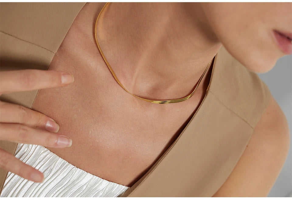 Snake geometric chain necklace in gold-plated stainless steel.