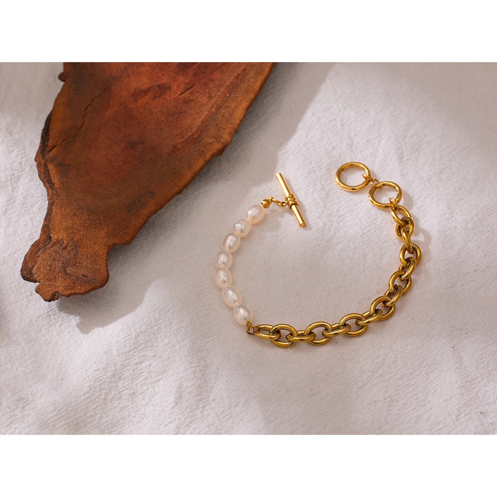Freshwater pearl geometric chain necklace in 18K gold-plated stainless steel with freshwater pearl.