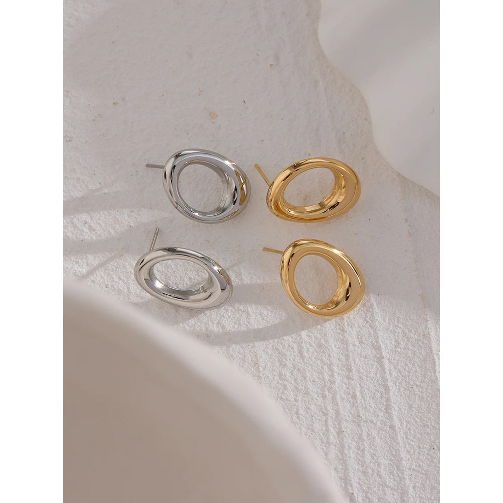 Minimalist geometric earrings in gold-plated stainless steel.