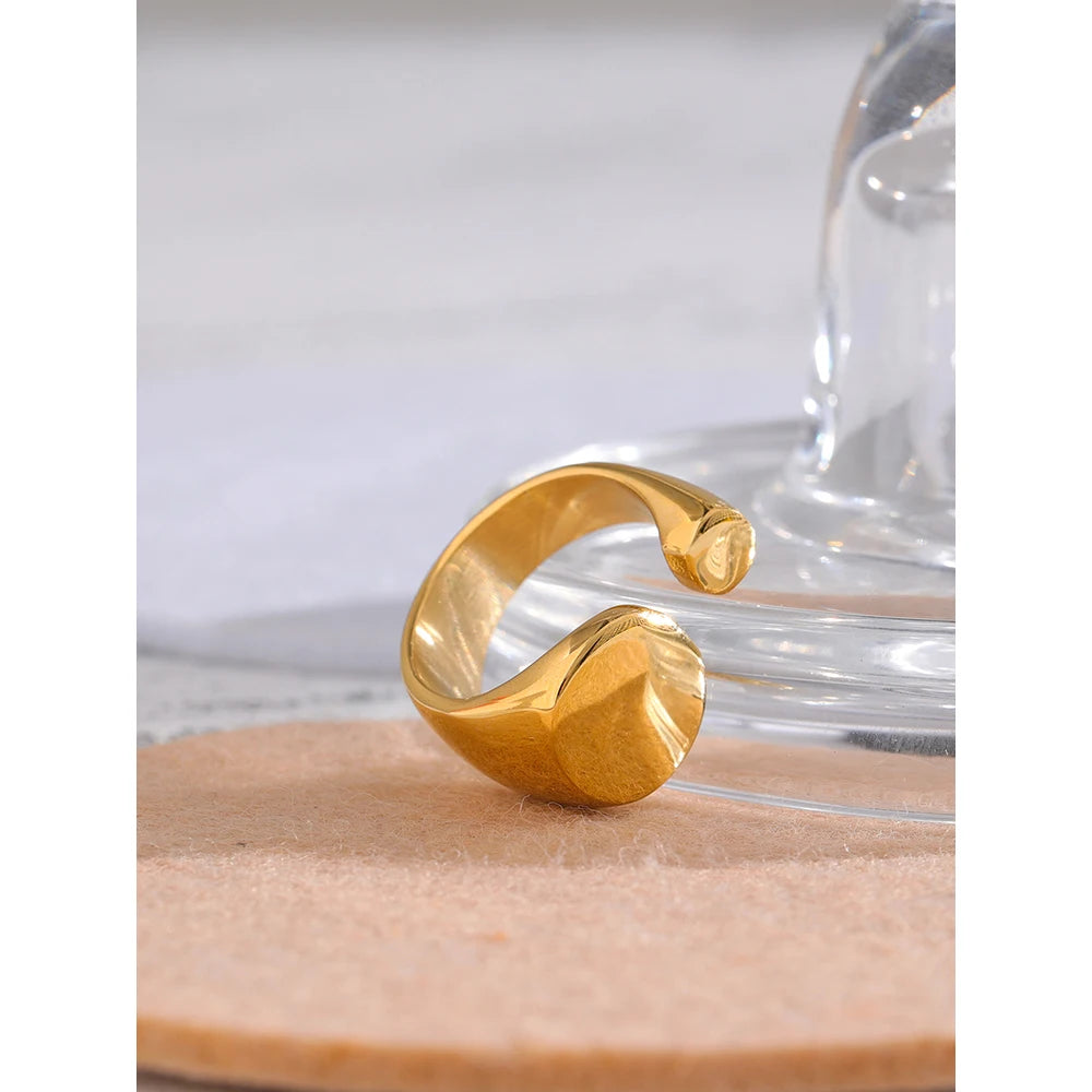 Geometric ring in 18K gold-plated stainless steel.