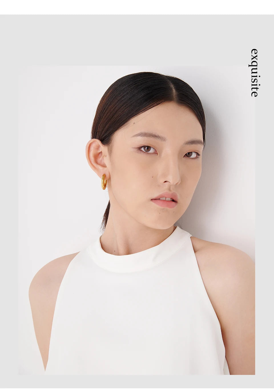 Minimalist geometric earrings in gold-plated stainless steel.
