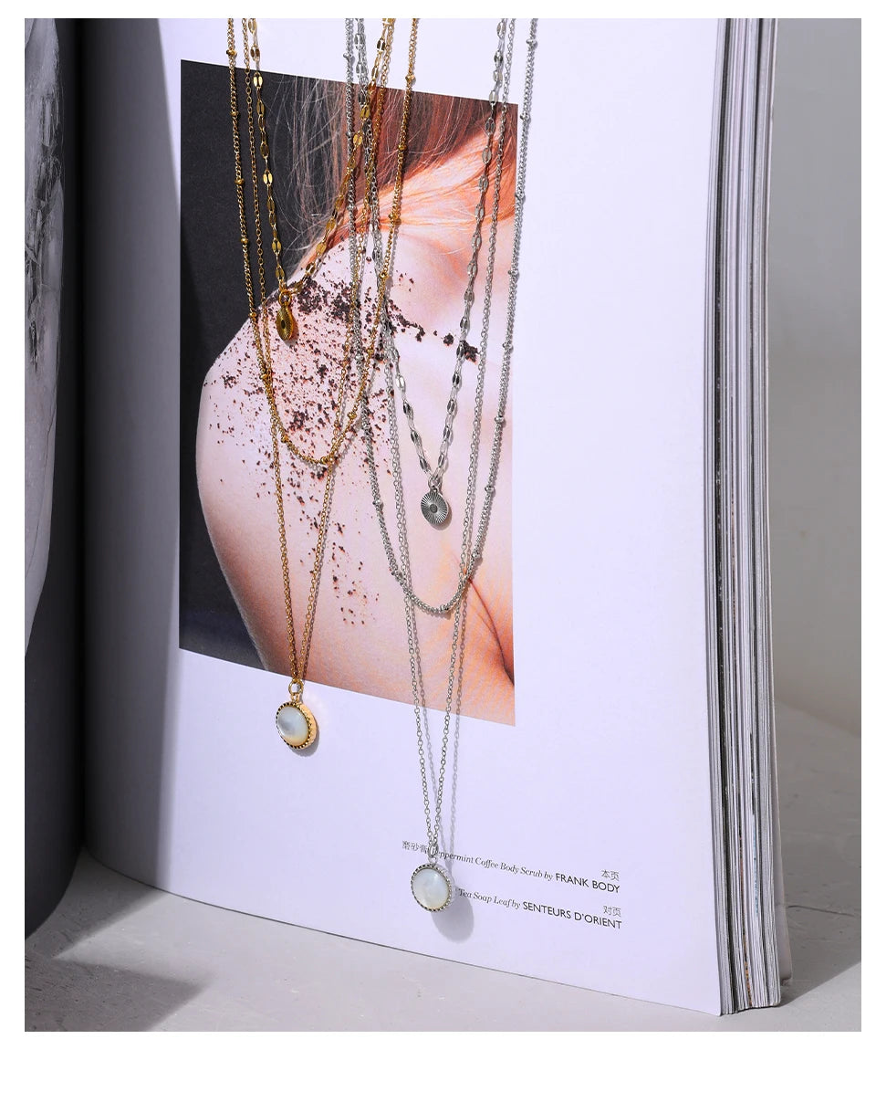 Coin hammered boho necklace in gold-plated stainless steel.