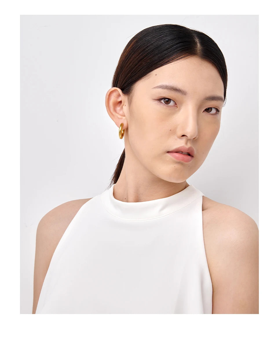 Minimalist geometric earrings in gold-plated stainless steel.