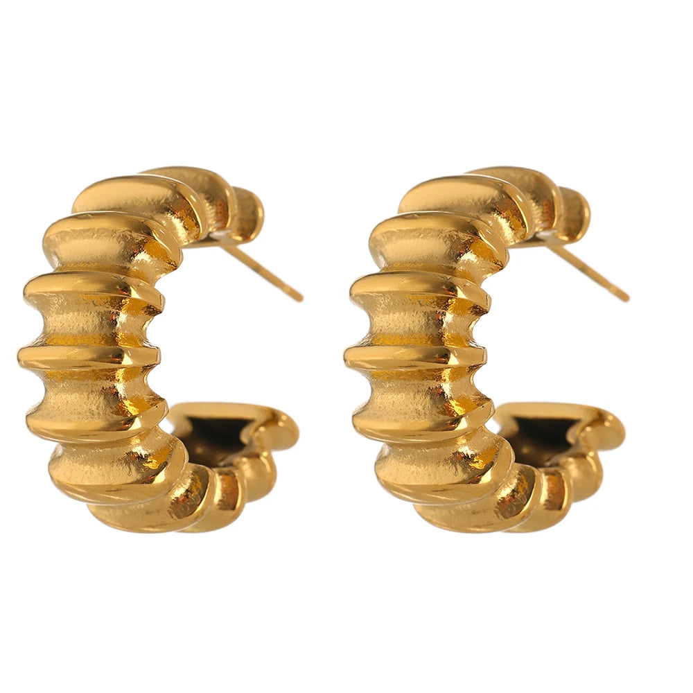 Minimalist geometric earrings in 18K gold-plated stainless steel.