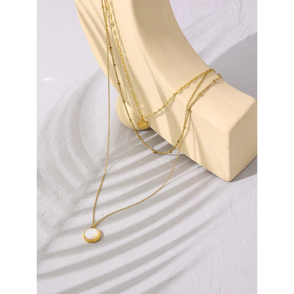 Coin hammered boho necklace in gold-plated stainless steel.