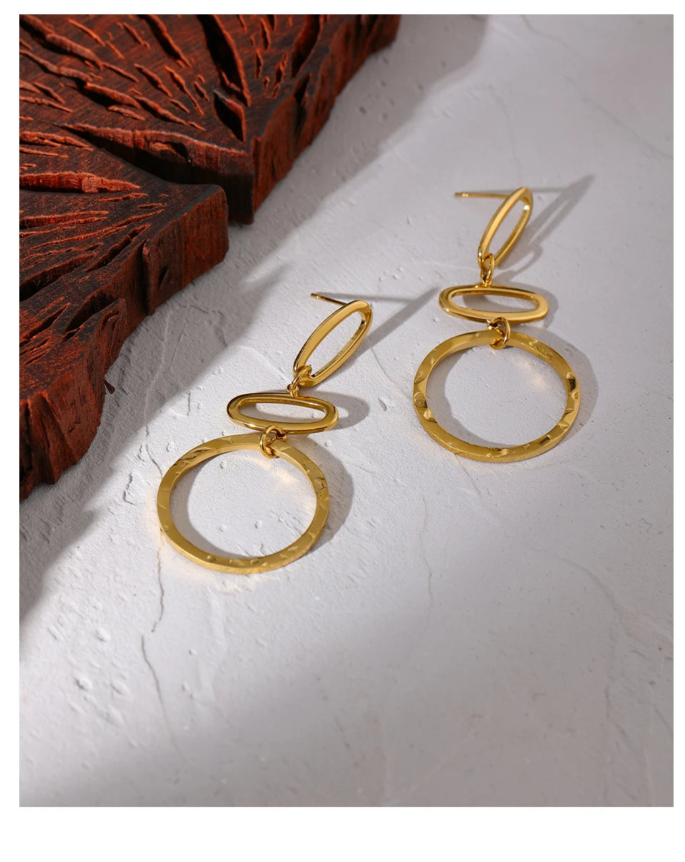 Hammered minimalist geometric earrings in gold-plated stainless steel.