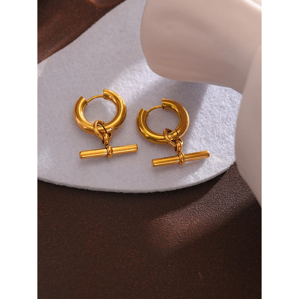 Geometric earrings in gold-plated stainless steel.