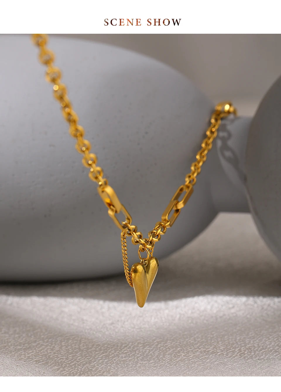 Heart hammered geometric necklace in 18K gold-plated stainless steel.