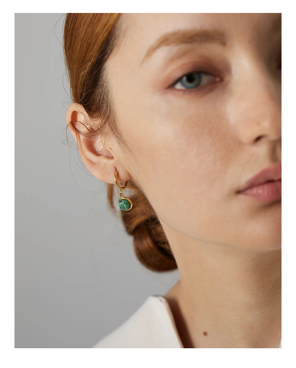Green natural stone geometric earrings in gold-plated stainless steel with natural stone.