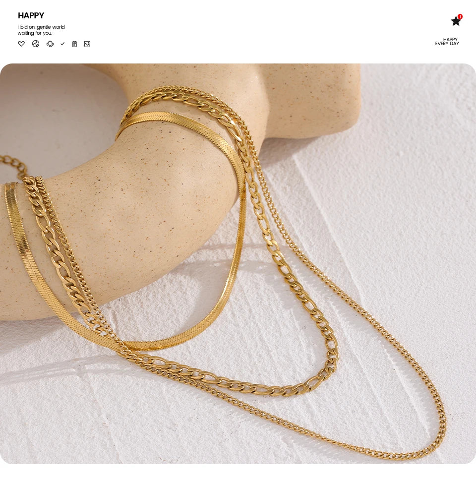 Geometric chain layered necklace in gold-plated stainless steel.
