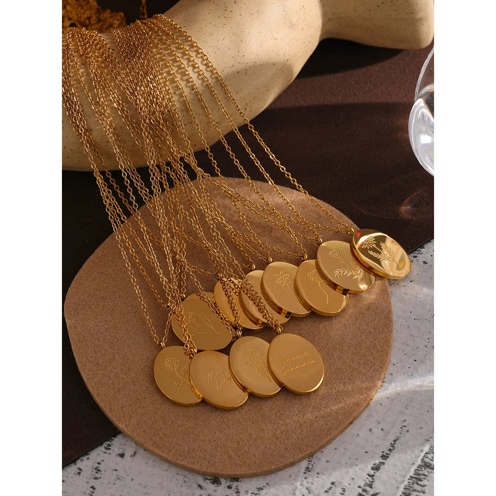 Flower chain necklace in gold-plated stainless steel.