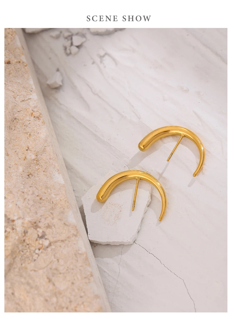 Geometric earrings in gold-plated stainless steel.