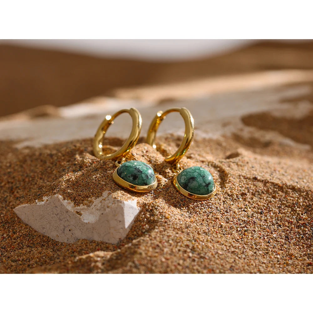 Green natural stone geometric earrings in gold-plated stainless steel with natural stone.