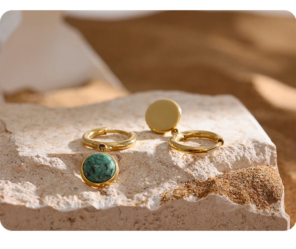 Green natural stone geometric earrings in gold-plated stainless steel with natural stone.