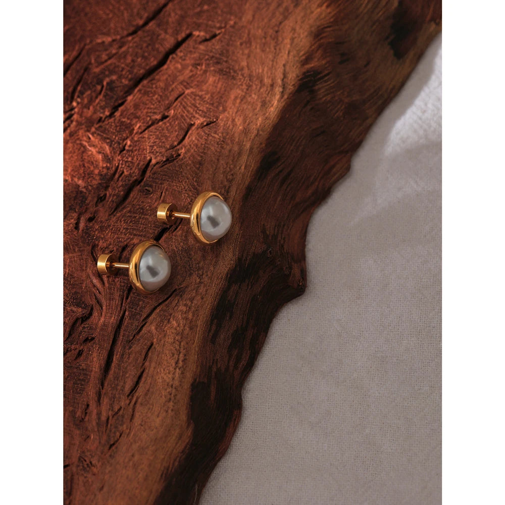 Pearl geometric earrings in gold-plated stainless steel with pearl.
