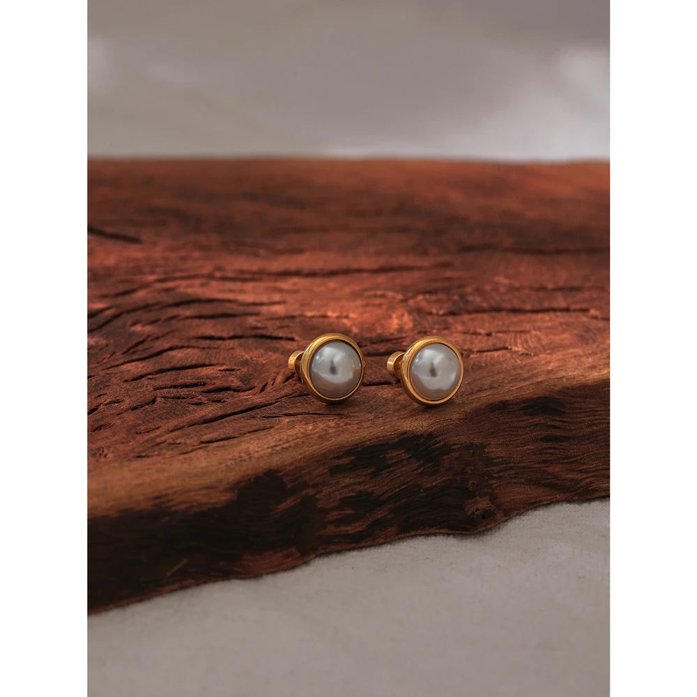 Pearl geometric earrings in gold-plated stainless steel with pearl.