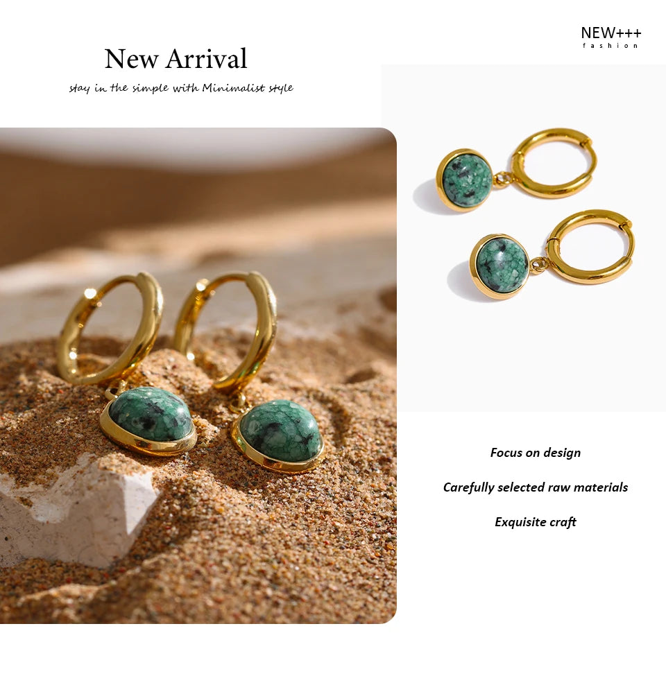 Green natural stone geometric earrings in gold-plated stainless steel with natural stone.