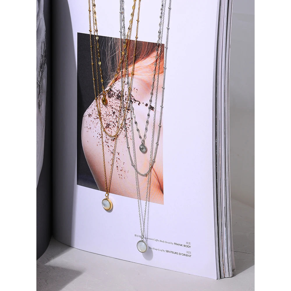 Coin hammered boho necklace in gold-plated stainless steel.