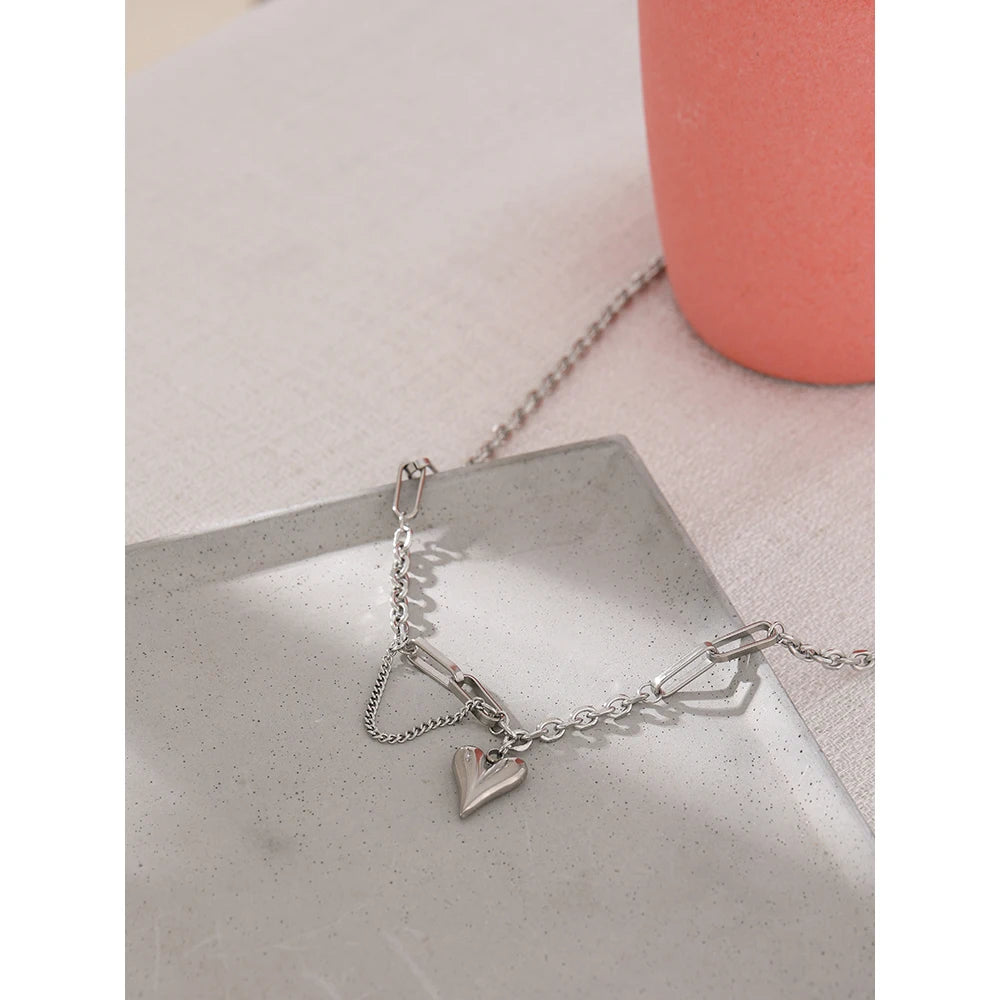 Heart hammered geometric necklace in 18K gold-plated stainless steel.