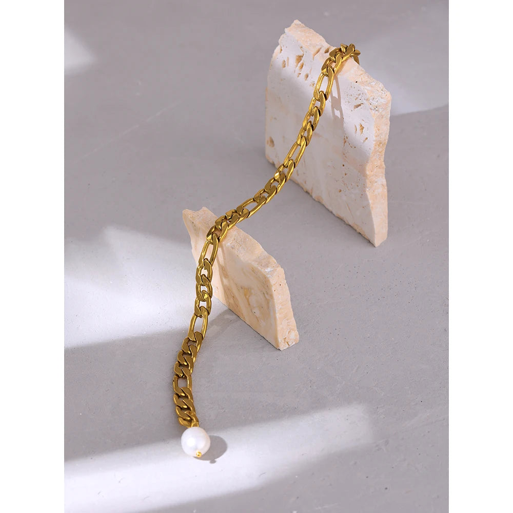 Freshwater pearl geometric chain necklace in gold-plated 316L stainless steel with freshwater pearl.