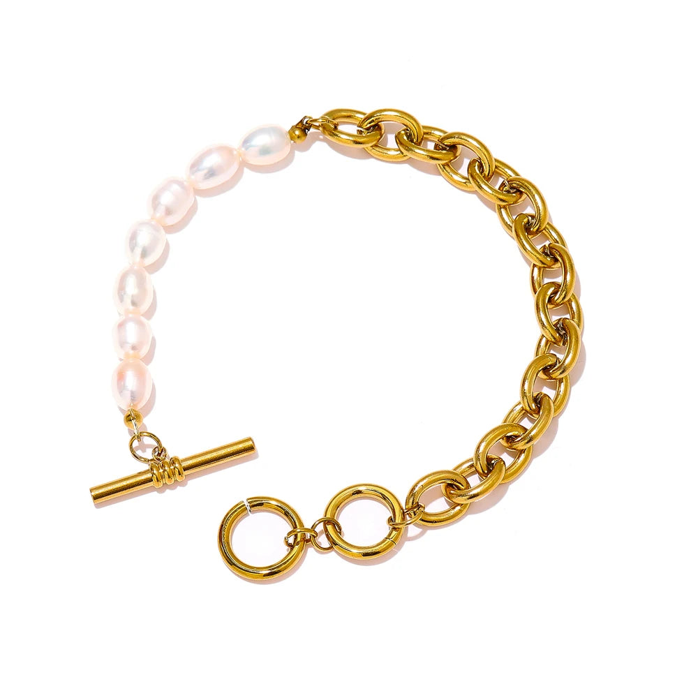 Freshwater pearl geometric chain necklace in 18K gold-plated stainless steel with freshwater pearl.