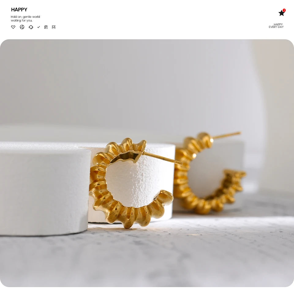 Minimalist geometric earrings in 18K gold-plated stainless steel.