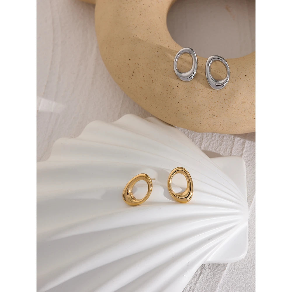 Minimalist geometric earrings in gold-plated stainless steel.