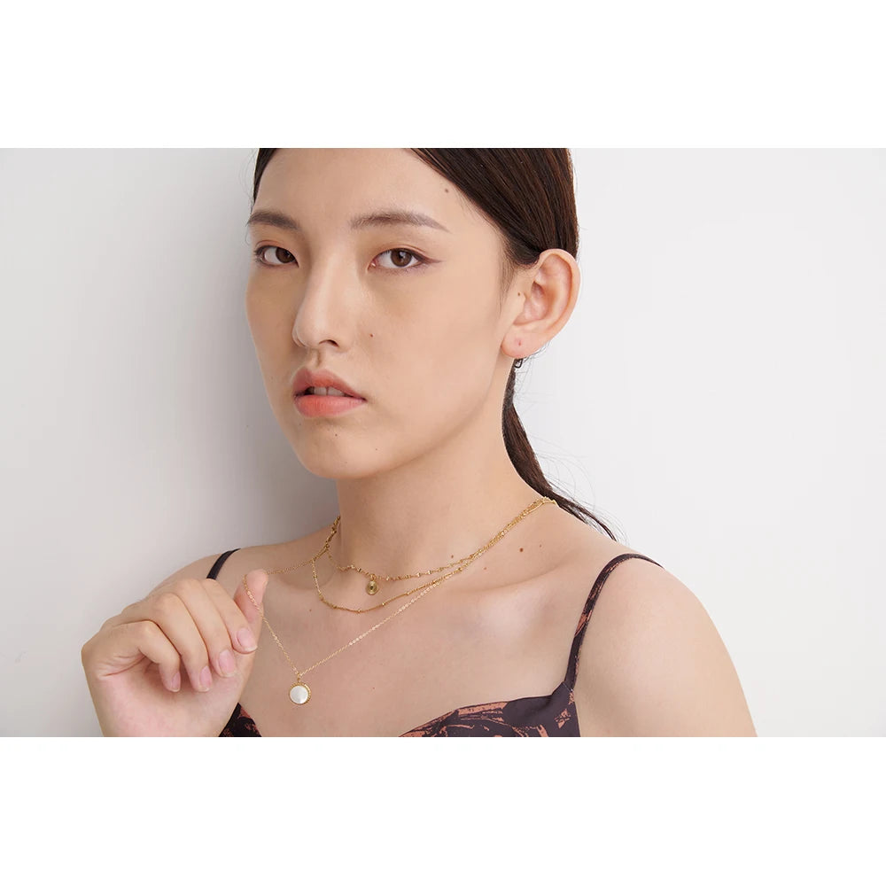 Coin hammered boho necklace in gold-plated stainless steel.