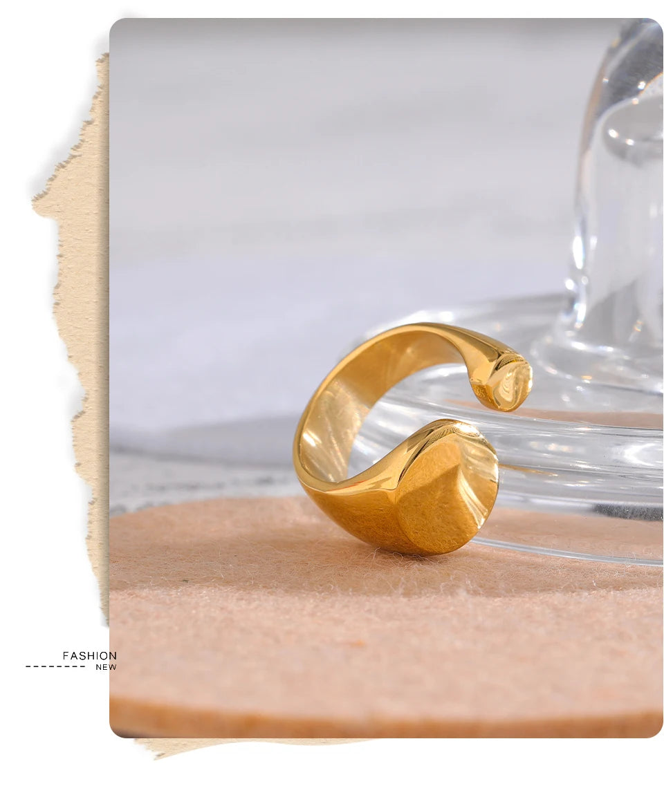 Geometric ring in 18K gold-plated stainless steel.