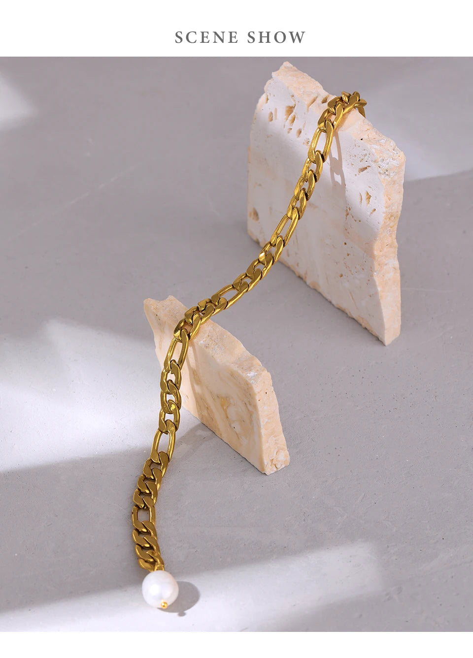 Freshwater pearl geometric chain necklace in gold-plated 316L stainless steel with freshwater pearl.