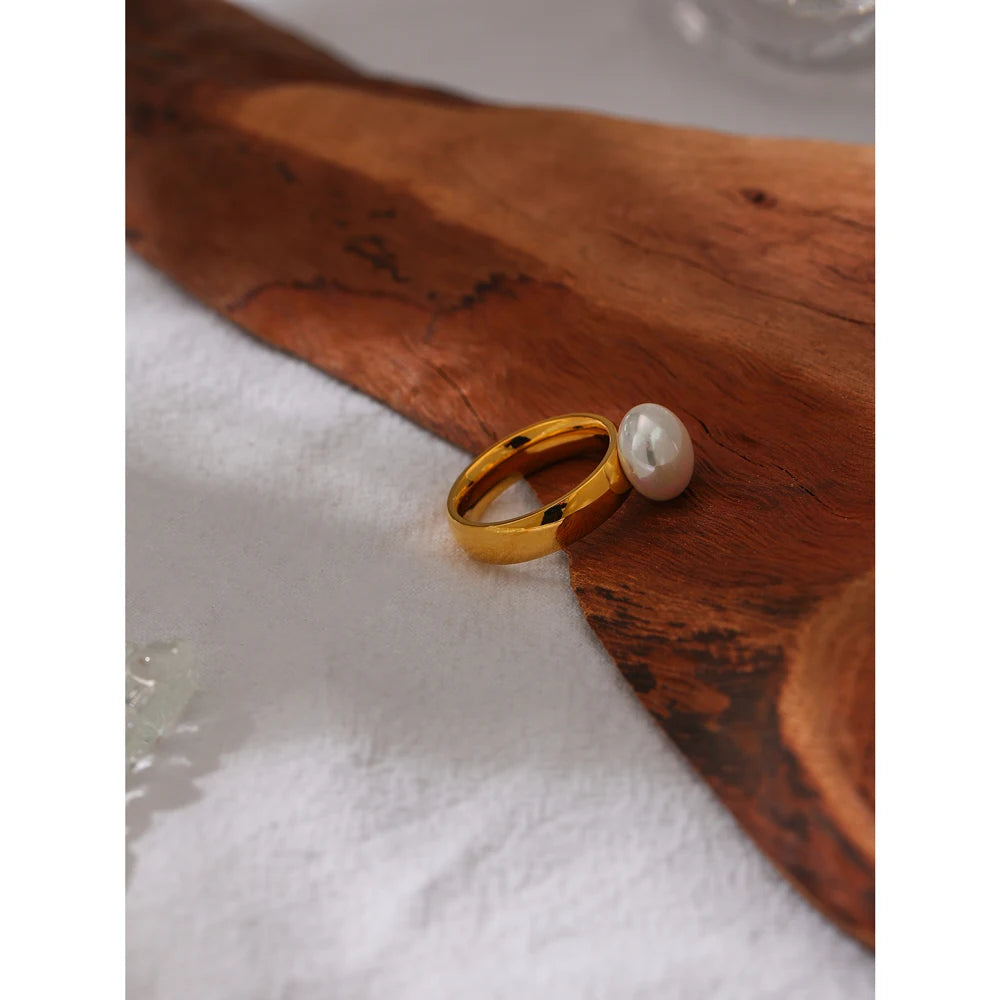 Pearl shell geometric ring in 18K gold-plated stainless steel with pearl and shell.