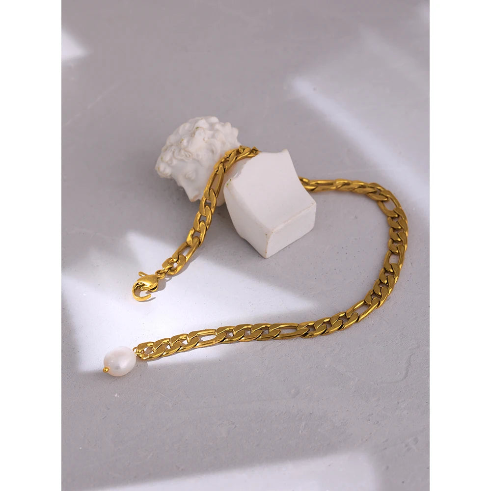 Freshwater pearl geometric chain necklace in gold-plated 316L stainless steel with freshwater pearl.