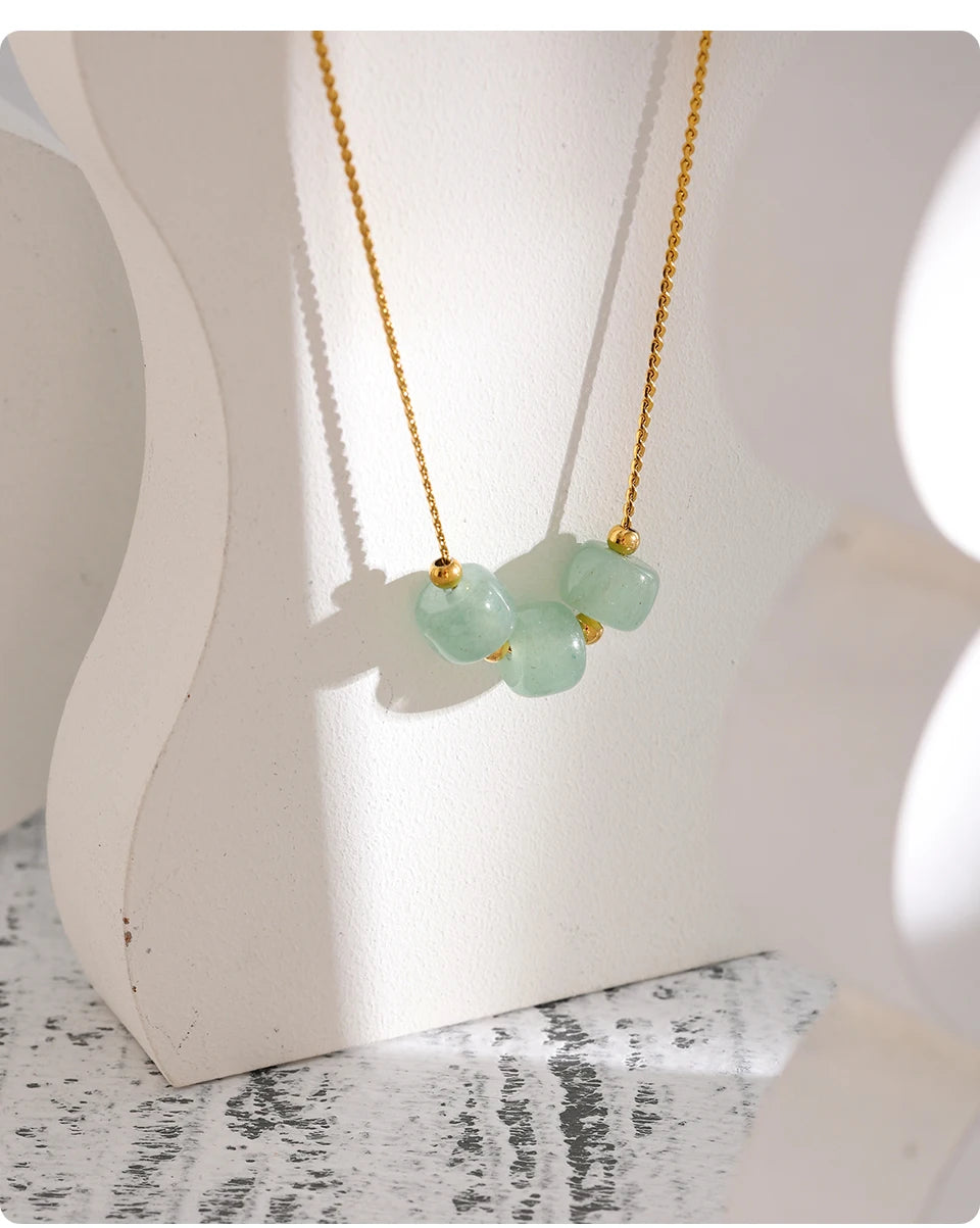 Green natural stone geometric necklace in 18K gold-plated stainless steel with natural stone.