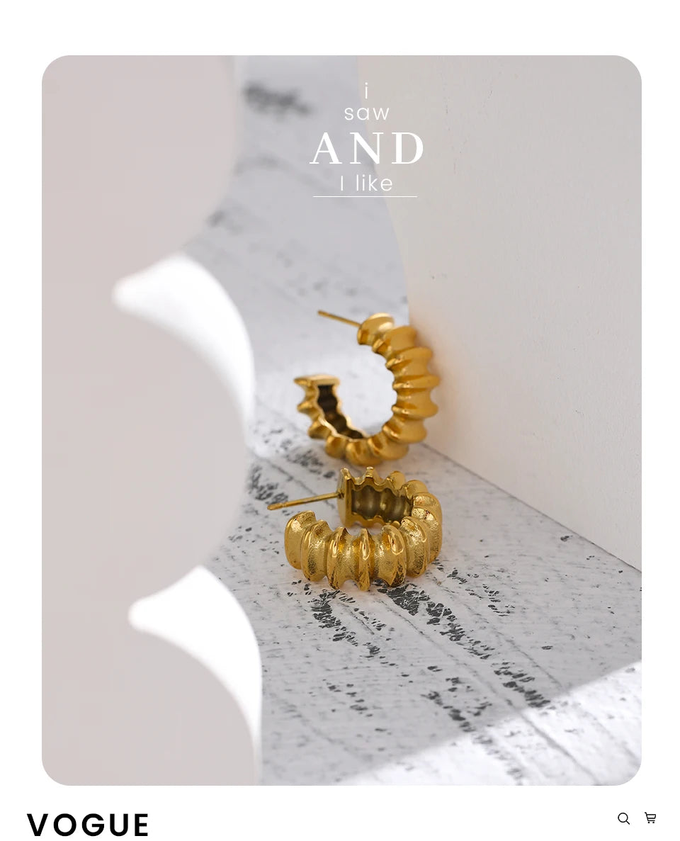 Minimalist geometric earrings in 18K gold-plated stainless steel.