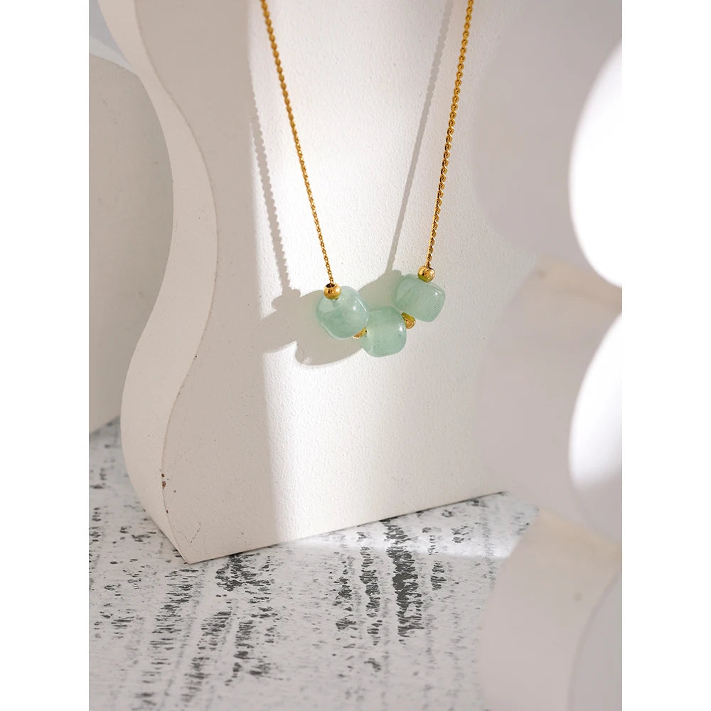 Green natural stone geometric necklace in 18K gold-plated stainless steel with natural stone.