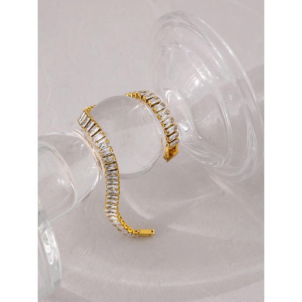 Cubic zirconia geometric bracelet in gold-plated stainless steel with cubic zirconia.