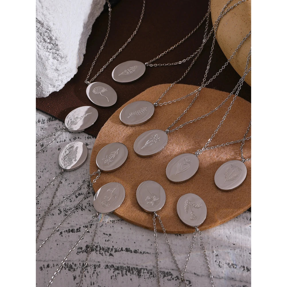 Flower chain necklace in gold-plated stainless steel.