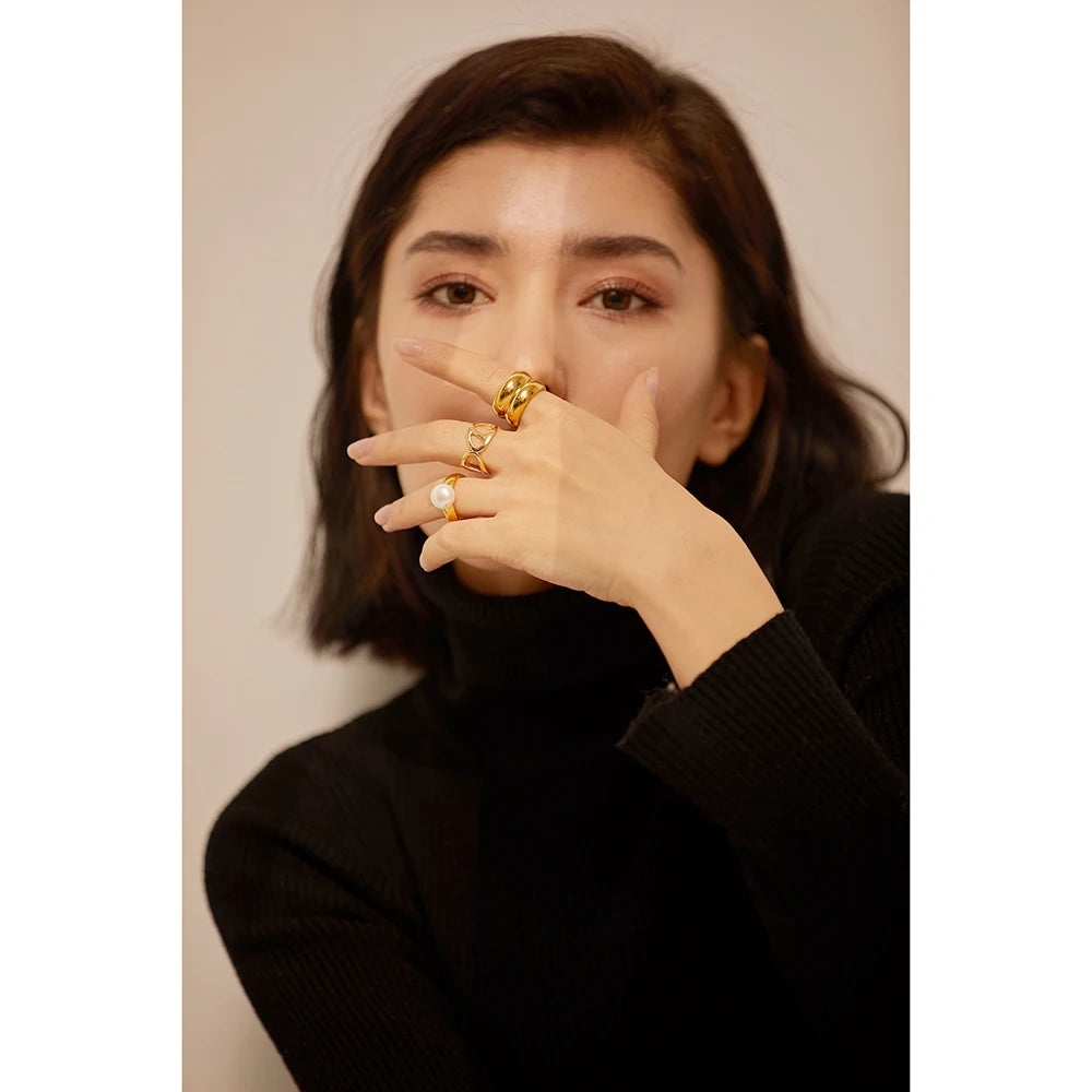Pearl shell geometric ring in 18K gold-plated stainless steel with pearl and shell.