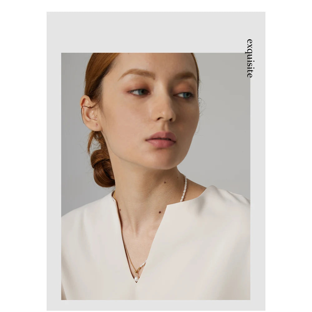 Freshwater pearl geometric chain necklace in gold-plated stainless steel with freshwater pearl.