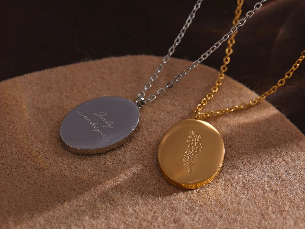 Flower chain necklace in gold-plated stainless steel.