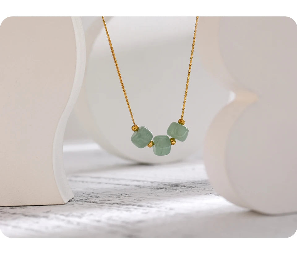 Green natural stone geometric necklace in 18K gold-plated stainless steel with natural stone.