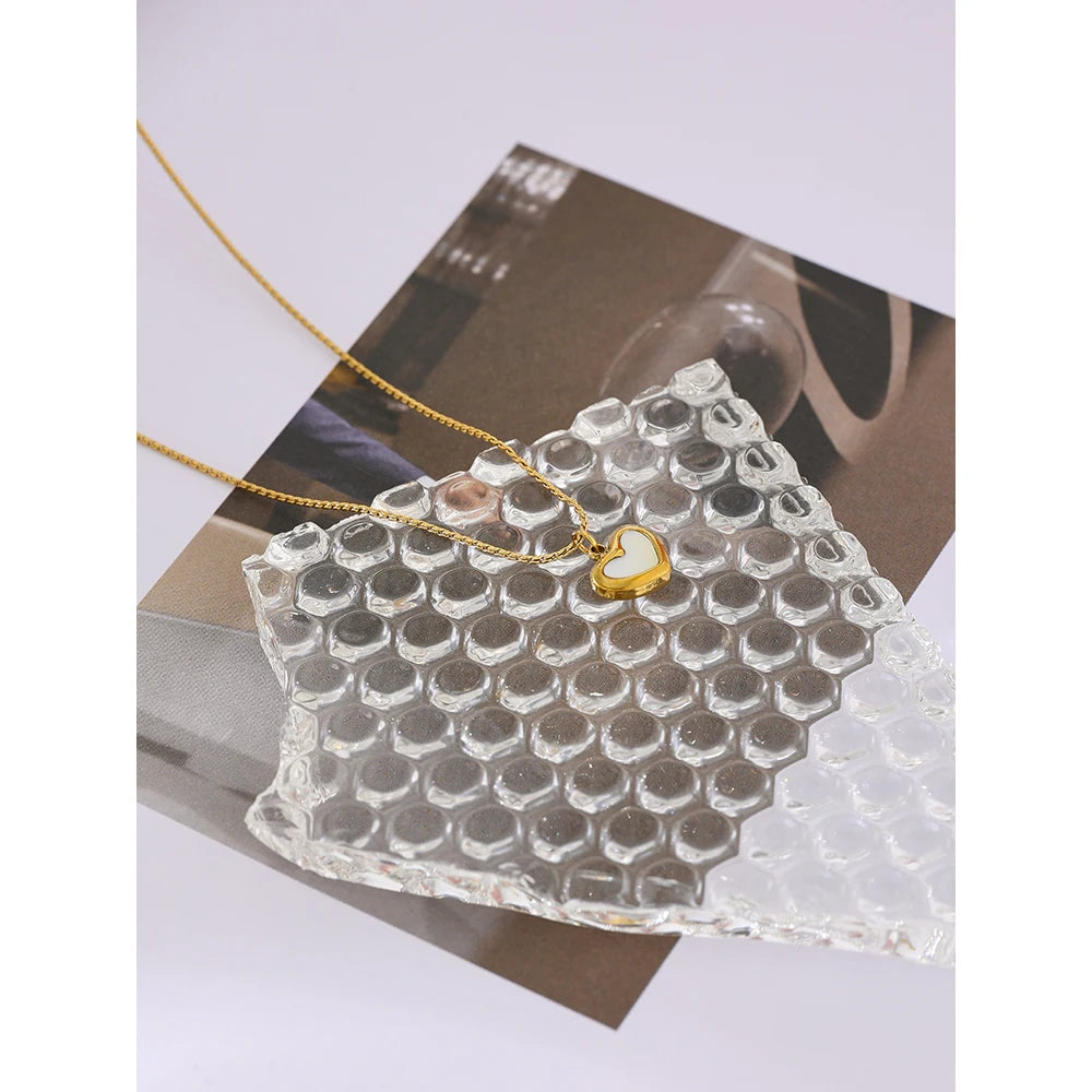 Shell heart geometric necklace in 18K gold-plated stainless steel with shell.