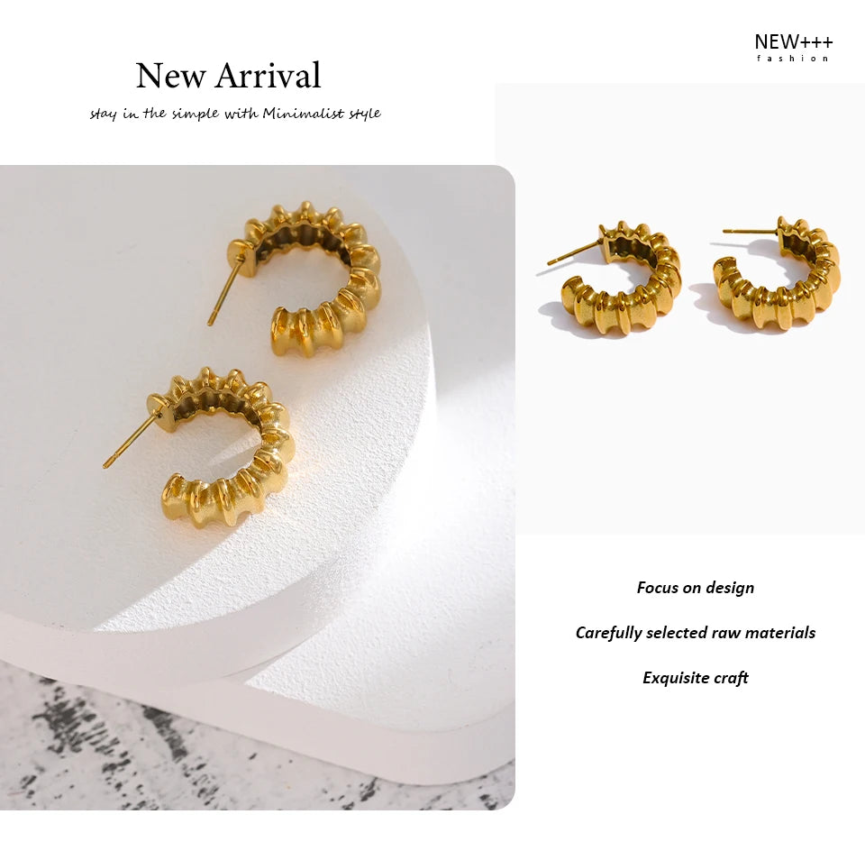 Minimalist geometric earrings in 18K gold-plated stainless steel.